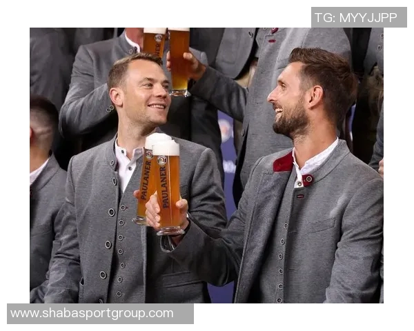 拜仁球员凯恩迪亚斯杰克逊齐聚慕尼黑啤酒节欢庆盛宴