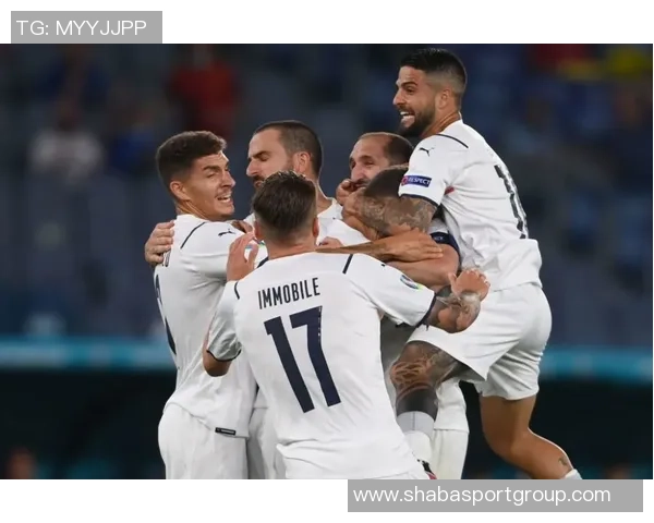 曼奇尼比赛中再施奇招挑衅对手摸臀飞吻引发对方一笑置之